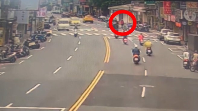 男子在大馬路上揮舞球棒遭警逮。（翻攝畫面）