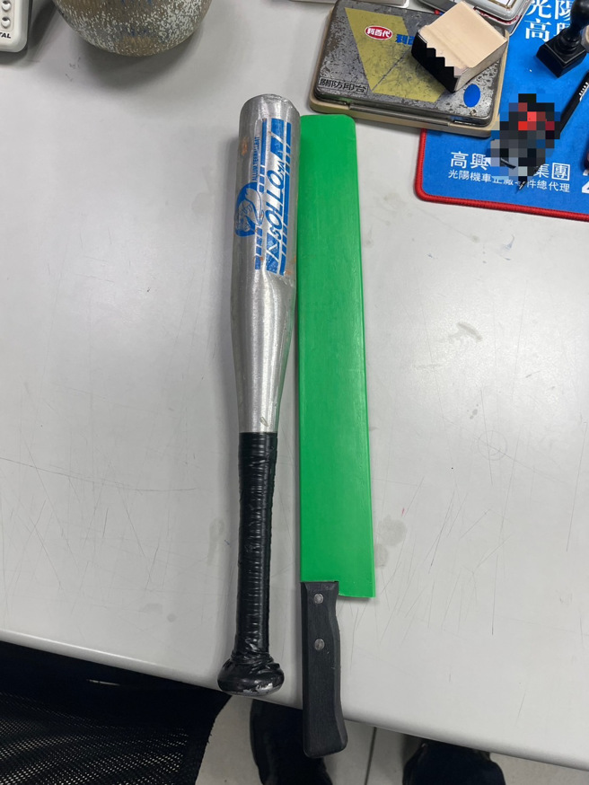 男子車廂內起出的鋁棒跟西瓜刀。（翻攝畫面）