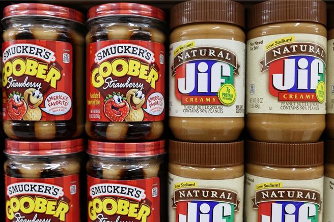 超市貨架上陳列的各式花生醬。（圖／路透社）