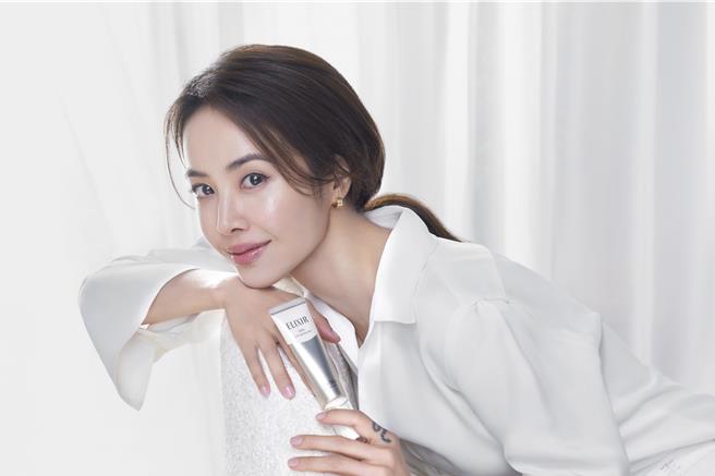 演藝圈天后蔡依林則是激推Elixir怡麗絲爾，其中明星商品小金管更是她化妝台前必備，高規格的防曬係數 SPF50＋ PA＋＋＋＋，一管搞定四件事，也是讓Jolin覺得最方便的地方。（怡麗絲爾提供／黃唯淯台北傳真）