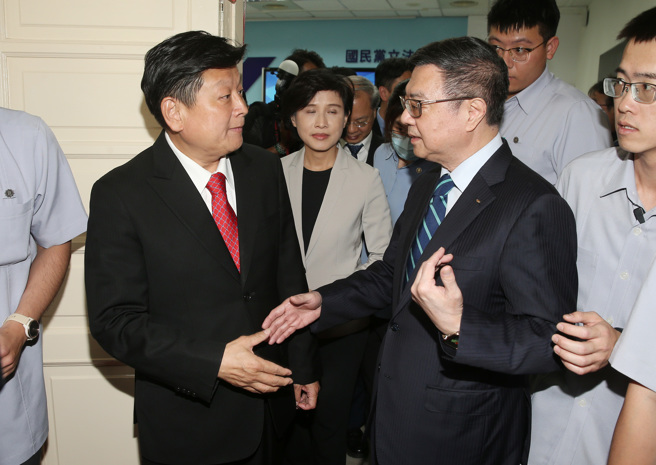 行政院长卓荣泰（中右）29日前往立法院拜会国民党团总召傅昆萁（中左）等人交换意见。（姚志平摄）