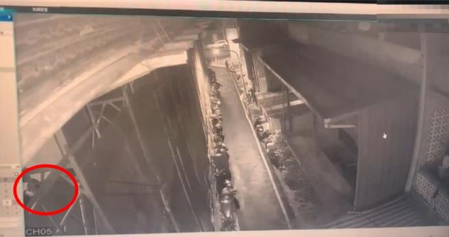 以49岁黄姓男子为首的窃盗集团，日前晚间潜入永和区保福路一处工地，于鹰架处窃走价值6万元的6捆电缆线。（永和警分局提供）