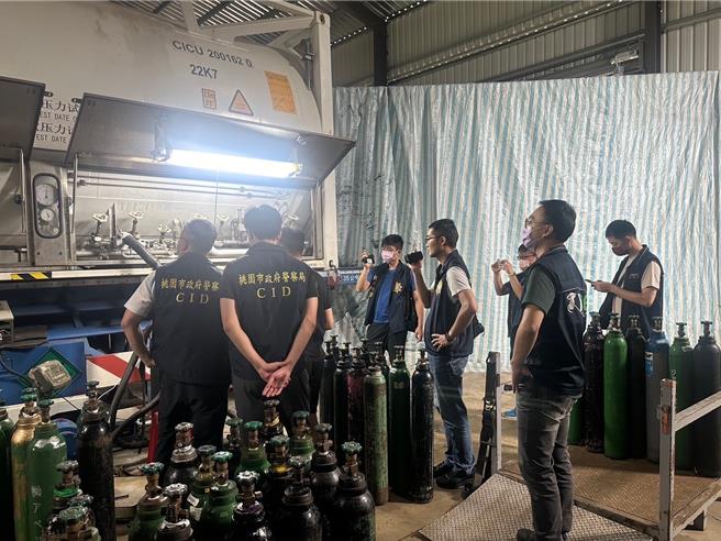 桃园市警察局刑事警察大队、大园警分局与桃园市环保局29日进行笑气查缉专案。（桃园市环保局提供）