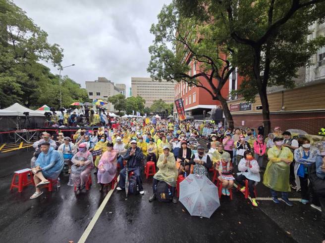 蓝白阵营28日力拼国会改革相关法案三读通过，一早大批民眾前往立法院外关心最新审查进度。（资料照/范扬光摄）
