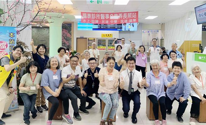 成员平均年龄74岁以上的「北回23.5乐团」，在机场候机室表演木箱鼓，让候机室顿时热闹起来。（嘉义航空站提供／吕妍庭嘉义传真）