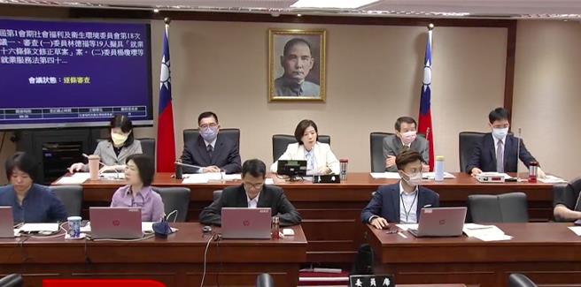 社会福利及卫生环境委员会今併案审查「就业服务法第四十六条条文修正草案」，共有11个版本，内容包括80岁以上聘看护，免经医疗机构专业评估，召委王育敏决议，劳动部、卫福部补充资料，择期再议。（摘自国会频道／杨亚璇台北传真）