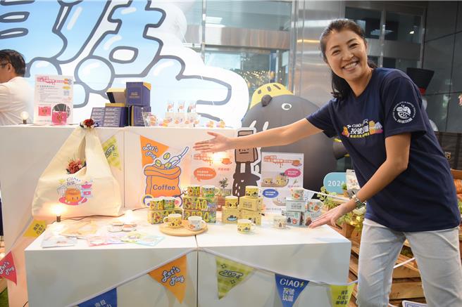 南投县长许淑华公开马来貘、爽爽猫的限定联名试饮杯，及与国际大师洪易合作之双杯组。（南投县政府提供／杨静茹南投传真）