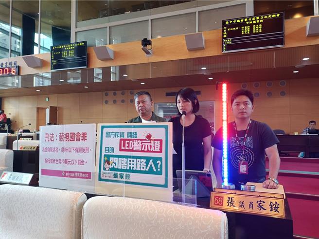 市议员何文海（左起）、张家铵、蔡耀颉忧心警局新型警示灯太亮，影响用路人视线。（陈淑娥摄）
