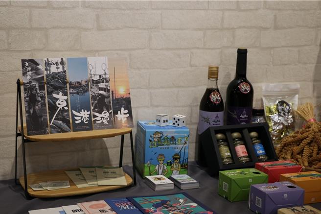 屏東大學與日本弘前大學首次合作翻譯出版的《邁向後地方創生–大學與社區協作的未來》，並推出地方創生課程與商品。（民眾提供／謝佳潾屏東傳真）