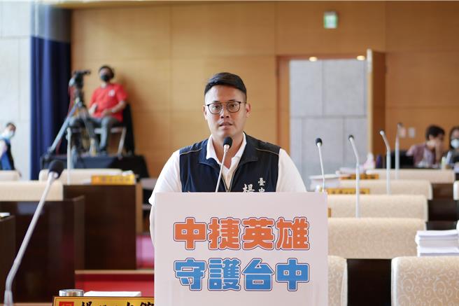 市议员杨大鋐29日质询指出，中捷伤人事件能化险为夷，多亏「中捷英雄」英勇表现，市府最后找出多少英雄。（市议员杨大鋐提供）