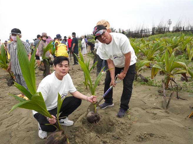 雲豹能源長期投入漁電共生領域，有感魚塭環境攸關漁民生計，期待透過固沙造林，幫助當地漁民提升養殖環境。圖／雲豹能源提供