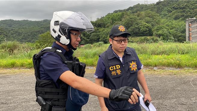 待三星分局偵查隊長鄭詠錫（右）到達時，大隱所所長即將現場指揮權轉移偵查隊長，隊長釐清案情後分配警戒、逮捕、蒐證工作。（宜蘭縣警察局三星分局提供／吳佩蓉宜蘭傳真）