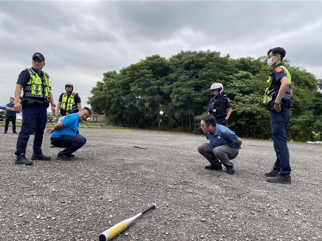警方獲報後5分內即抵達現場，迅速壓制嫌犯、上銬、搜身及了解鬥毆原因，並帶返大隱所及偵查隊進行隔離偵辦。（宜蘭縣警察局三星分局提供／吳佩蓉宜蘭傳真）