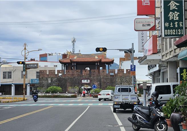 恒春地区近日有餐厅业者接到订谢师宴的诈骗电话，但对方大陆口音露馅。图为恒春南门。（罗琦文摄）