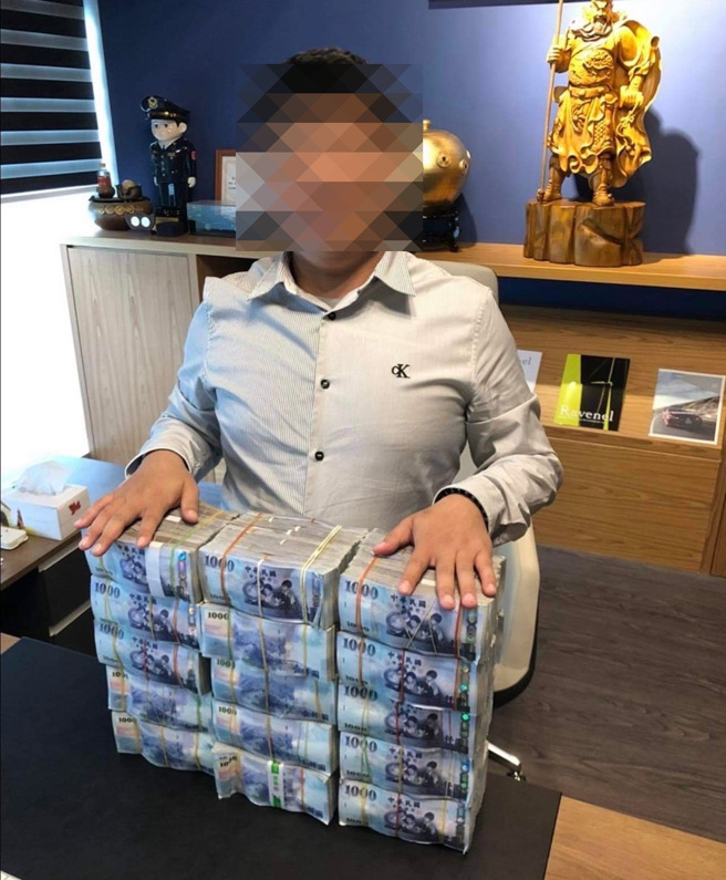 李冠濰擺放現金炫富吸引被害人投資。（翻攝畫面）