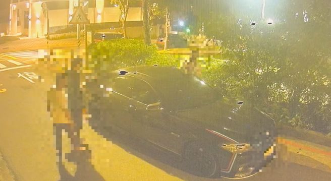 陈姓医师被2名男子请上车处理债务。（翻摄画面）