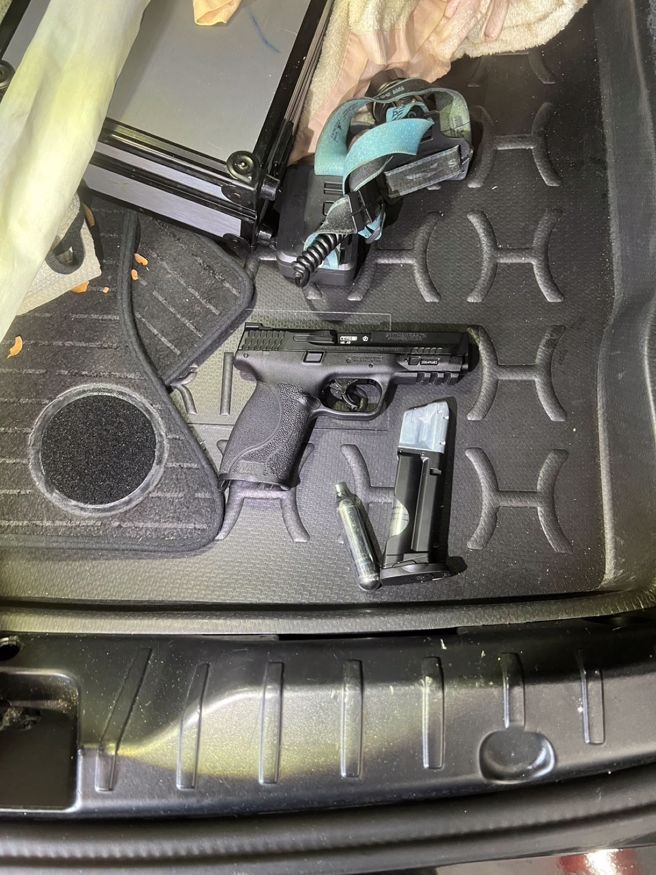 警方在车上找到镇暴枪。（翻摄画面）