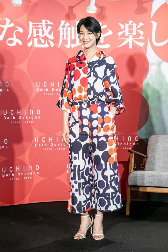 赖雅妍说UCHINO Relax系列普普风款式居家服舒服又好看，当外出服也没问题。（UCHINO提供／古明弘台北传真）