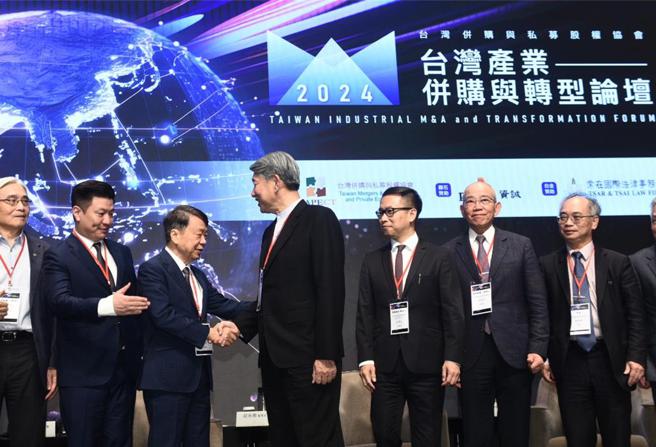 〈2024 台灣產業併購與轉型論壇〉29日舉辦，經濟部長郭智輝親臨致詞，和熟悉的產業界朋友握手。圖／顏謙隆