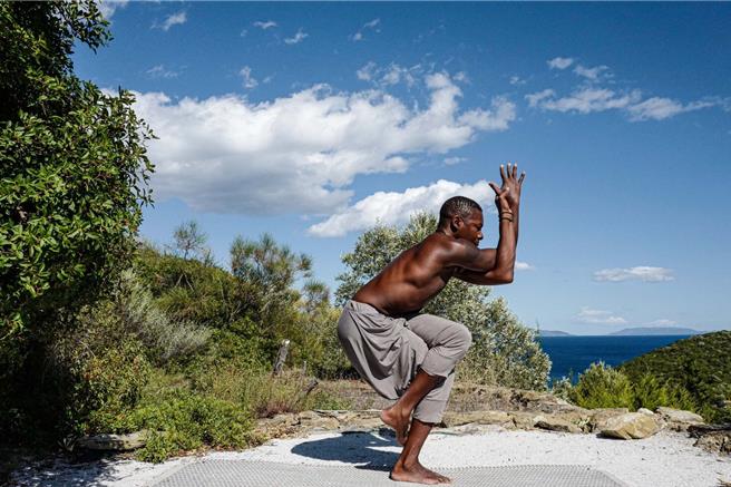 英國瑜伽療癒大師Fela Adebiyi利用具療癒感受的正位瑜伽幫助改善壓力、提升生活品質。（業者提供）