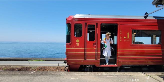 透过艺术导览、观光列车及地方特色餐食，深刻感受日本艺术文化的魅力。（洪秀华提供）