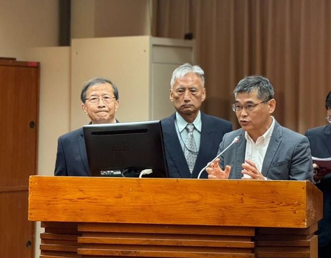 葉元之質詢台電何下大雨就會造成停電，竟獲得傻演答案。 (戴志揚翻攝)