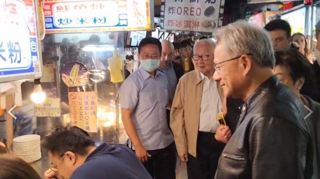 黃仁勳、張忠謀、林百里在寧夏夜市吃蚵仔煎當消夜。（翻攝畫面）