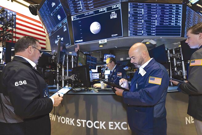 根据美国证券交易委员会（SEC）的新规定，美股交易结算周期从T＋2缩减至T＋1，这也是华尔街时隔一世纪后重返T＋1时代。图／美联社