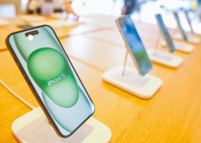 法人指出，iPhone 16将成为苹果跨入AI应用的「重要一役」，图为iPhone 15。图／本报资料照片