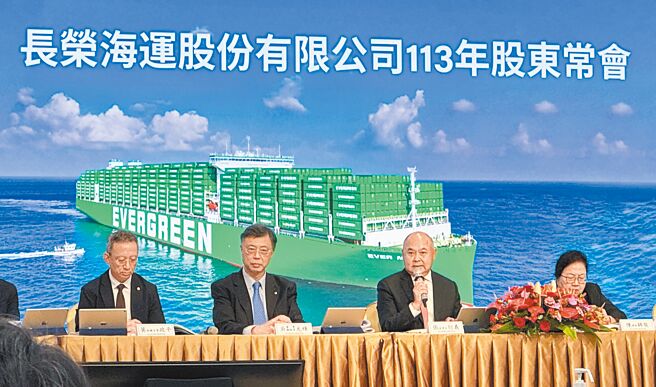 长荣海运28日举行113年股东常会，董事长张衍义（右二）、总经理吴光辉（左二）等出席。图／王德为