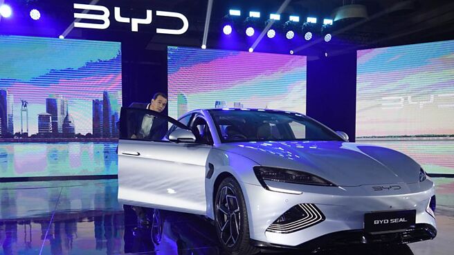 美針對中國大陸新能源汽車等七項領域加徵關稅，引起國際社會憂心貿易爭端升溫，衝擊甫剛復甦的經濟。圖／中新社