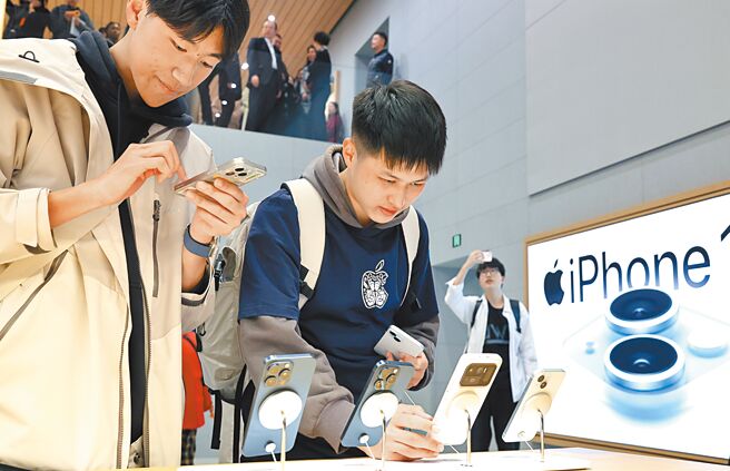 苹果推系列促销，力拚在iPhone 16系列上市前保有市占率。图／中新社