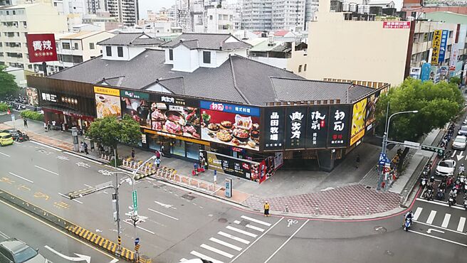 王品集團旗下品牌於台中五權西商圈打造「王品美食一條街」。圖／業者提供