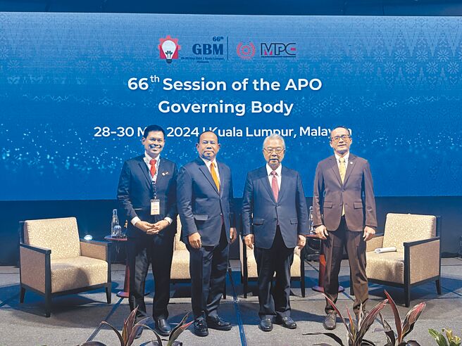 APO马来西亚生产力机构首长Mr. Zahid Ismail（左一）、APO马来西亚理事Datuk Kamaruzzaman Johari（左二）、APO中华民国理事许胜雄董事长-APO第65届理事主席（右二）、APO秘书长Dr. Indra Pradana Singawinata（右一）出席APO第66届理事会议。图／中国生产力中心提供