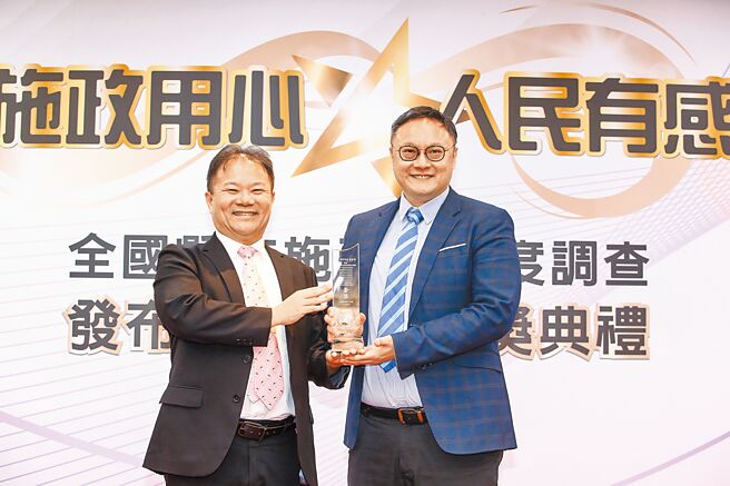 《中國時報》28日舉行「22縣市有感施政大調查」公布及贈獎典禮，《中國時報》副社長王儒哲（左）頒獎給台中市副市長鄭照新（右）。（鄧博仁攝）