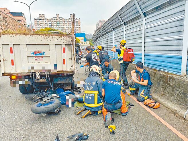 新北市新店区祥和路路幅宽敞，许多汽机车驾驶经常超速行驶，加上至少有3处盲弯及设置隔音墙，造成视线不佳，频传车祸。议员陈仪君建议应增设减速标志与预告号志，避免肇事。（本报资料照片）