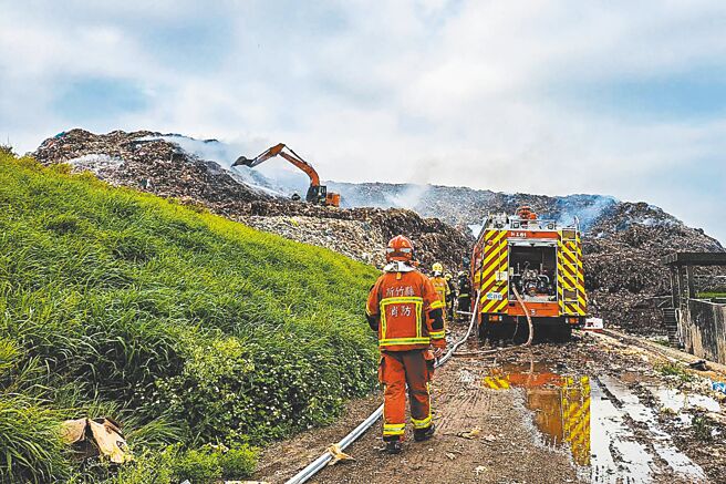 新竹县新丰垃圾掩埋场年年发生沼气自燃火警事件，县环保局将启动3个灾害预防计画改善，逐年清除堆置垃圾。（罗浚滨摄）