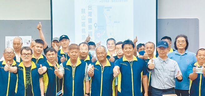 為對抗猴群，高雄市鼓山區桃源里長李慶賢（前右三）與高市府農業局號召民眾成立獼猴巡守隊。（高市農業局提供／林瑞益高雄傳真）