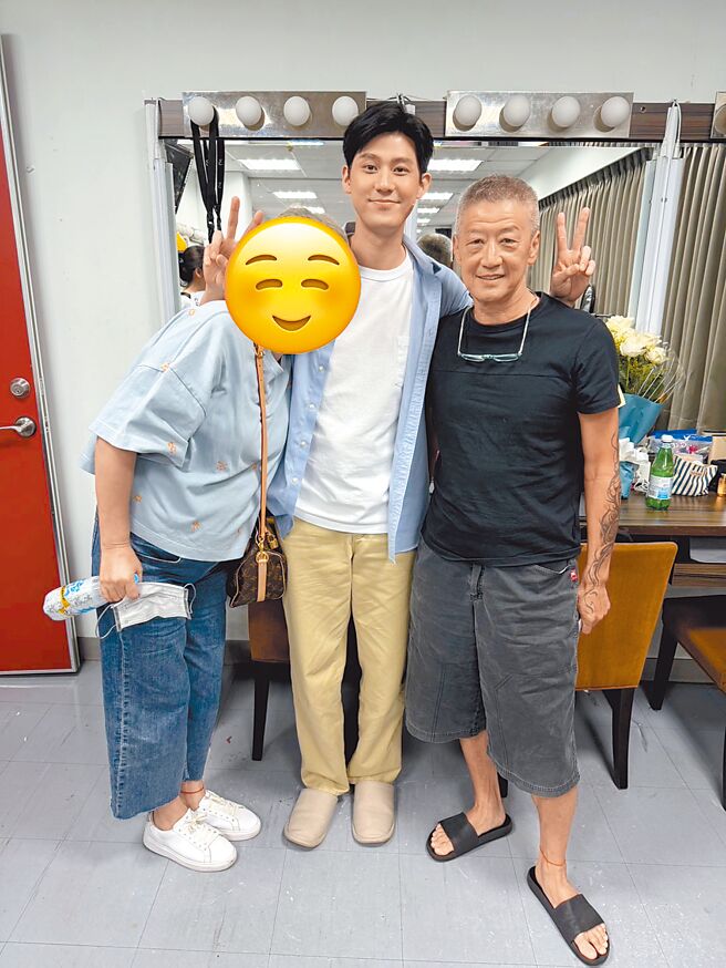 李玉玺（中）演舞台剧，爸爸李亚明（右）力挺，左为不愿露脸的妈妈。（宽想国际娱乐提供）