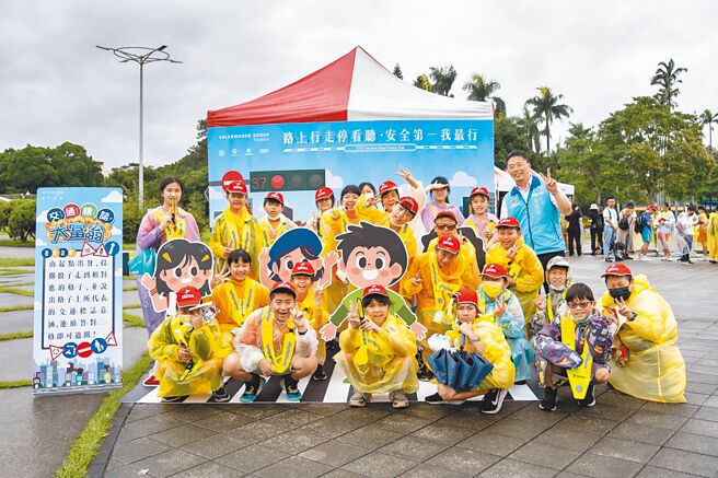 台湾福斯集团（Volkswagen Group Taiwan）积极投入企业社会责任行动，推广行车安全，透过寓教于乐的方式培养正确的交通观念，吸引逾200位来自台北市西园国小的学童参与（见图）。（台湾福斯集团提供）