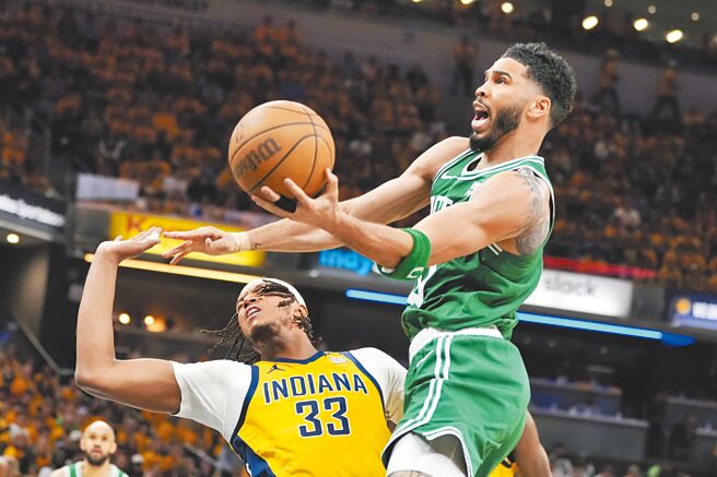 塞爾提克前鋒塔圖（右）強勢切入左手挑籃取分。（美聯社）