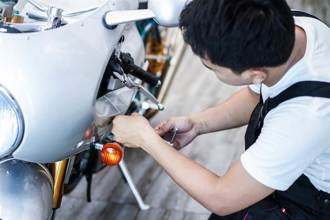 检查轮胎打气收10元 客人说谢谢转头留1星 老板气炸：钱退给你