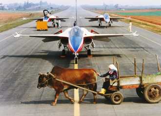 IDF戰機曾這樣與牛車同框！網友驚呆 他曝光真相