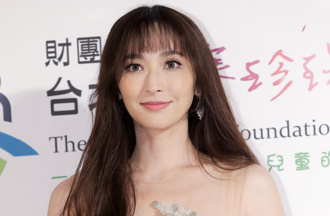 45歲吳佩慈生4胎 身價飆至232億 現身好友慶生派對近況曝光