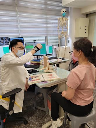 女突右肩疼痛以為50肩就診 醫曝：是旋轉肌袖斷裂