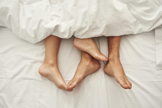 18岁嫩妹当眾和人夫亲亲 10秒后遭正宫2刀刺死