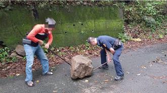 臺中和平区连日豪雨落巨石挡路    警携带法宝快速疏通