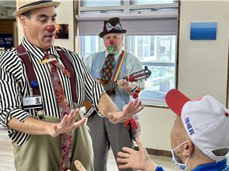 以色列「夢想醫生」跨海來台 花蓮地震後的歡笑治療