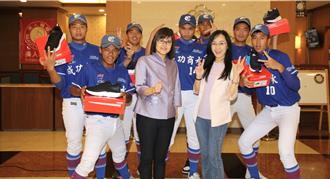 陳瑩媒合社會力量捐贈台東成功商水棒球隊球鞋