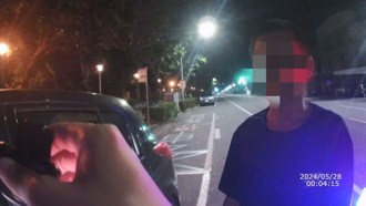 夜遊旗津未打方向燈遇攔查 駕駛自曝「我是通緝讓他們走」